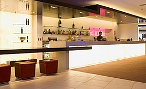 Royal Pines Resort bar and entertainment